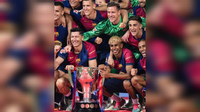 Ter Stegen juara bersama Barcelona. [Instagram]